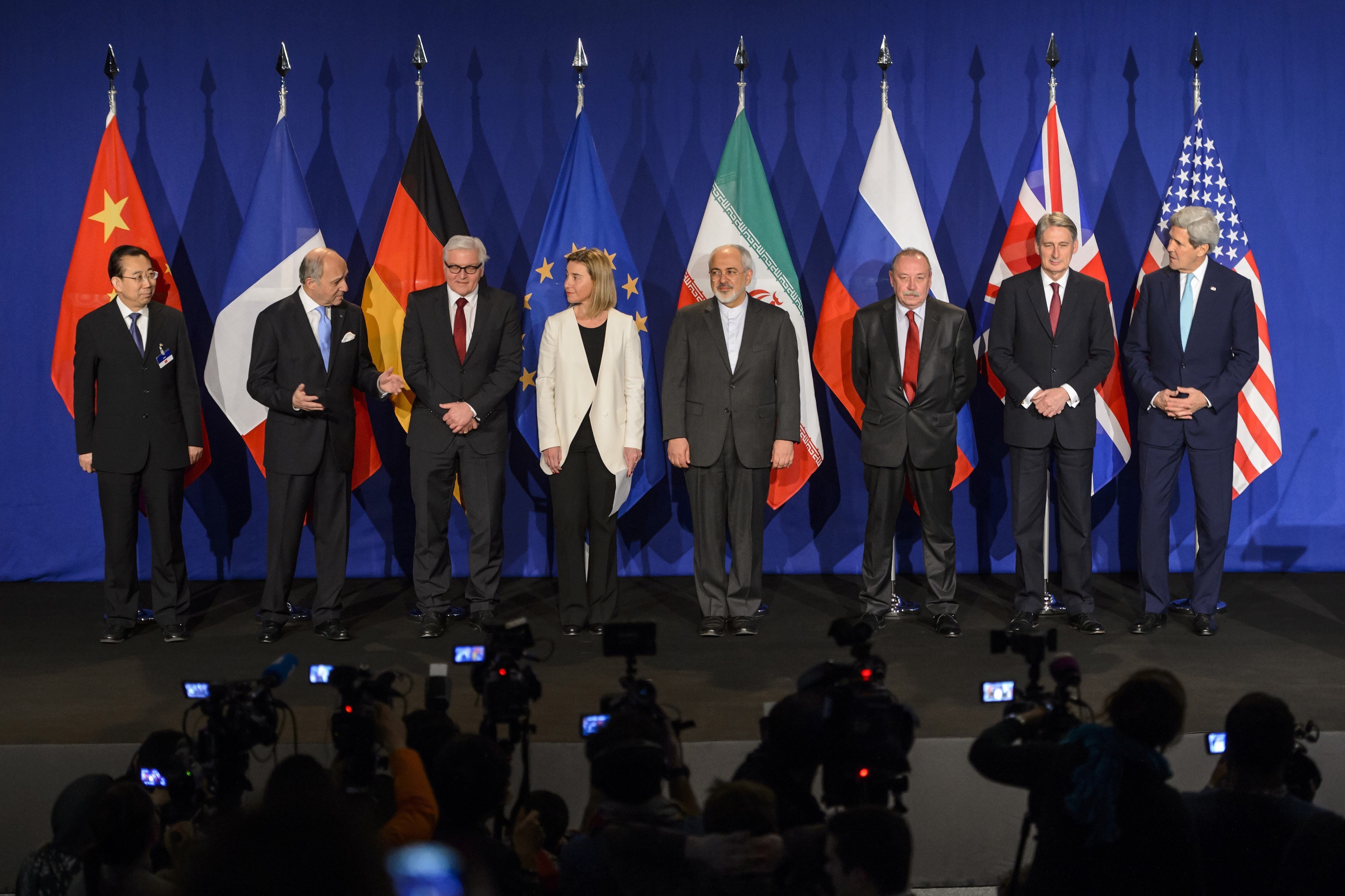 Ngoại trưởng Iran Mohammad Javad Zarif (thứ 5, trái) cùng đại diện các nước trong nhóm P5+1 trước khi ký thỏa thuận Kế hoạch hành động chung toàn diện (JCPOA) tại Lausanne, Thụy Sĩ ngày 2/4/2015. (Nguồn: AFP/TTXVN)