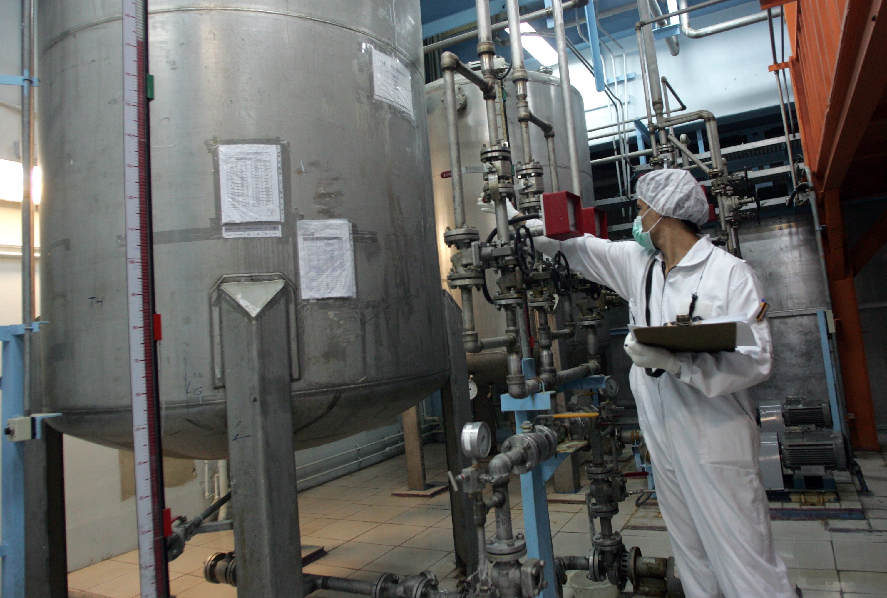 Ảnh tư liệu: Kỹ thuật viên làm việc trong cơ sở làm giàu urani Isfahan, cách thủ đô Tehran của Iran 420km về phía nam. (Nguồn: AFP/TTXVN)