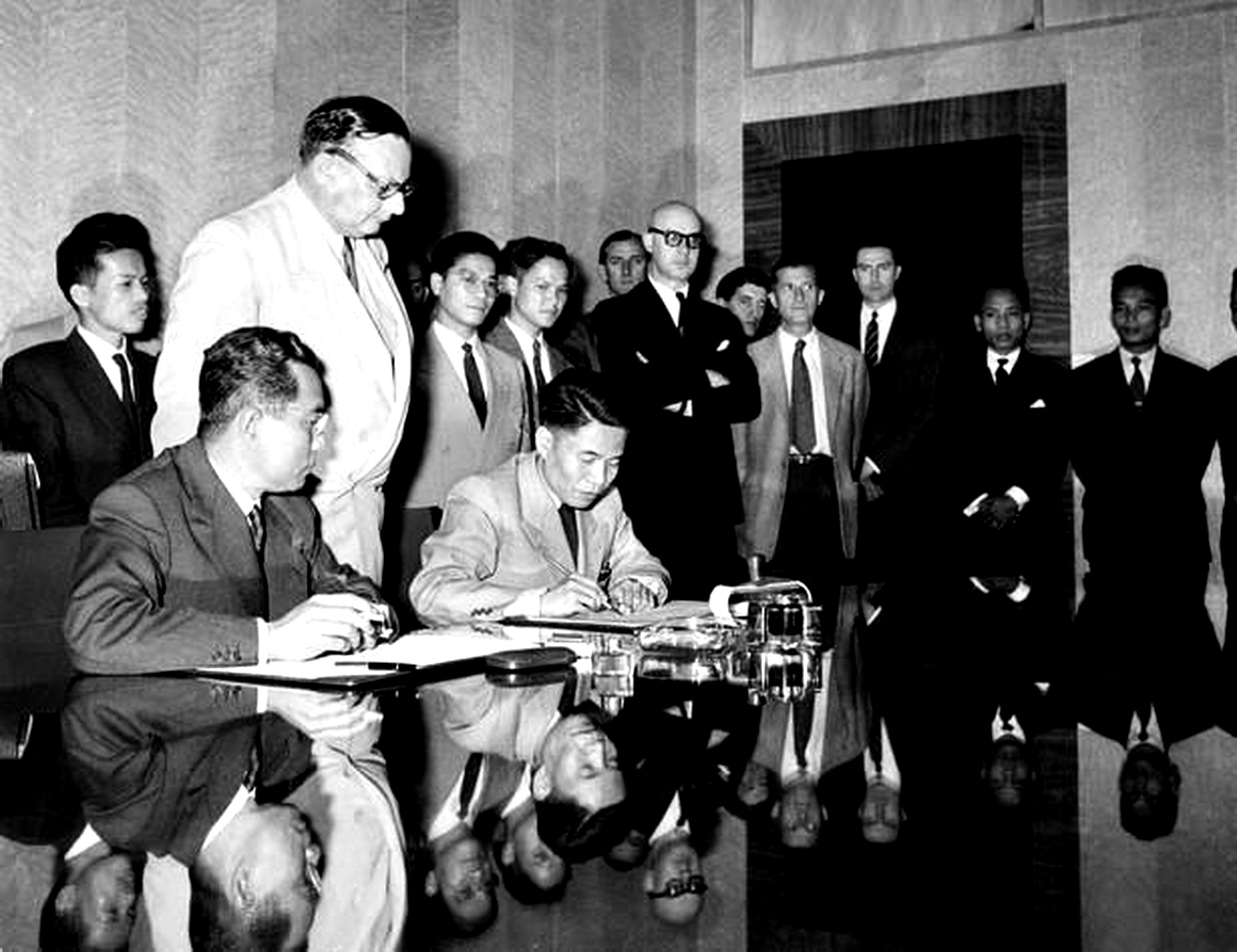 Ngày 20/7/1954, Thứ trưởng Bộ Quốc phòng Tạ Quang Bửu thay mặt Chính phủ và Bộ Tổng tư lệnh Quân đội nhân dân Việt Nam ký Hiệp định đình chiến ở Việt Nam. Ngay sau đó, Hiệp định đình chiến ở Lào và Campuchia cũng được ký kết. (Nguồn: Tư liệu TTXVN)