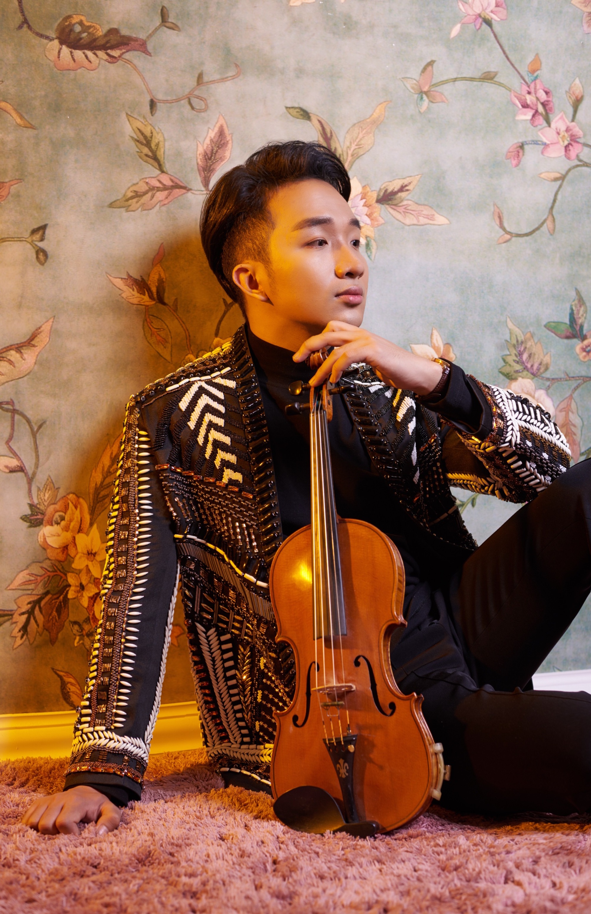 “Trò chuyện” là những cuộc đối thoại nhẹ nhàng nhưng sâu lắng giữa tiếng violin của Hoàng Rob và những giọng ca mà anh yêu mến. (Ảnh: Nghệ sỹ cung cấp)
