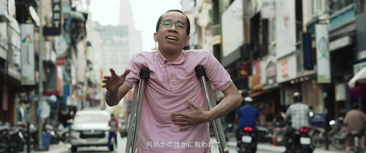  Nguyen Duc, known as a symbol of Vietnam’s medical success and Vietnam – Japan cooperation, poses for the music video (Screenshot Photo)