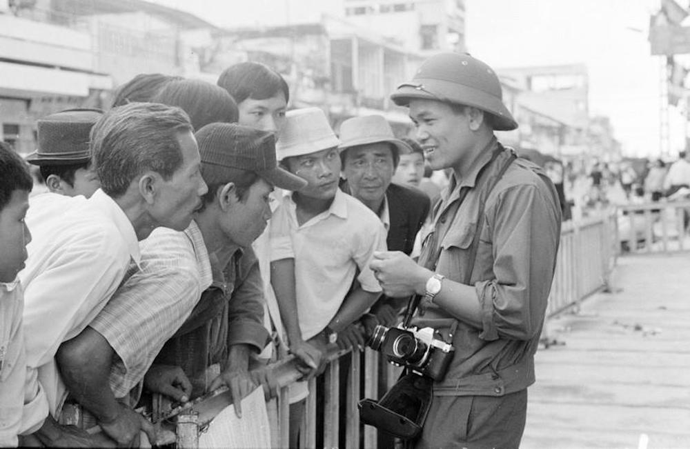 Корреспондент ВИА Хыа Кием берет интервью с населением Сайгона для статьи об окончательной победе в 1975 году. (Фото: ВИА)