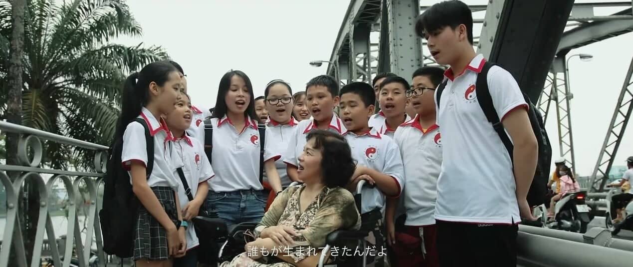 Tran Phuong Lien and her students in Pham Hai Trieu's video (Screenshot Photo)