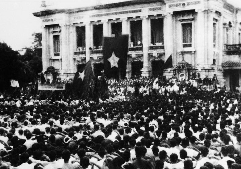 Ngày 19/8/1945, cả Thủ đô ngập tràn cờ đỏ sao vàng. Hàng chục vạn người dân ở Hà Nội và các tỉnh lân cận theo các ngả đường kéo về quảng trường Nhà hát Lớn Hà Nội dự cuộc míttinh lớn chưa từng có của quần chúng cách mạng, hưởng ứng cuộc Tổng khởi nghĩa giành chính quyền. (Ảnh Tư liệu TTXVN)