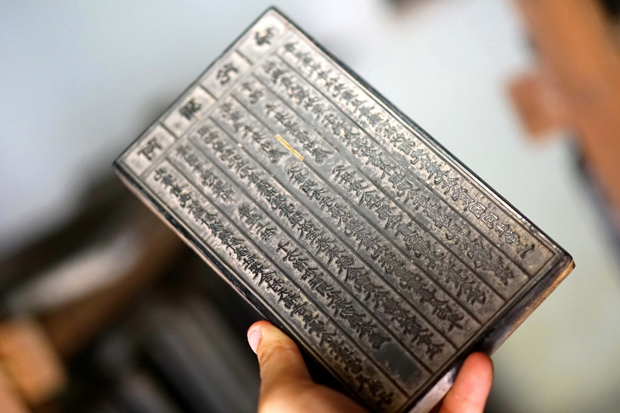 Tấm mộc bản lớn nhất có khổ 150x30x2,5cm tại chùa Bổ Đà. (Ảnh: TTXVN)