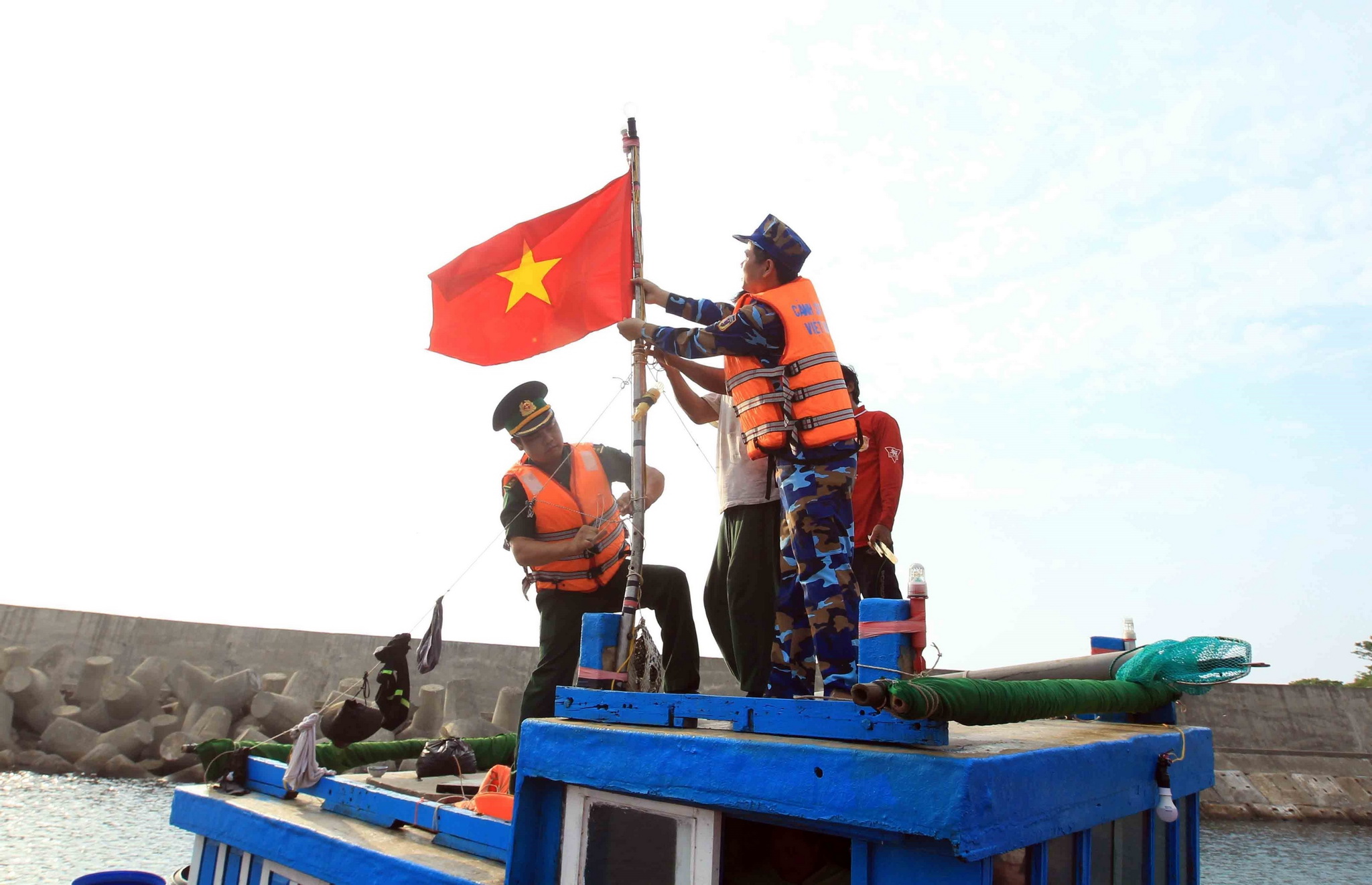 Vùng Cảnh sát biển 1 phối hợp với các đơn vị liên quan kết hợp, triển khai thực hiện mô hình 'Cảnh sát biển đồng hành với ngư dân' tại huyện đảo Cồn Cỏ, tỉnh Quảng Trị. (Ảnh: An Đăng/TTXVN)