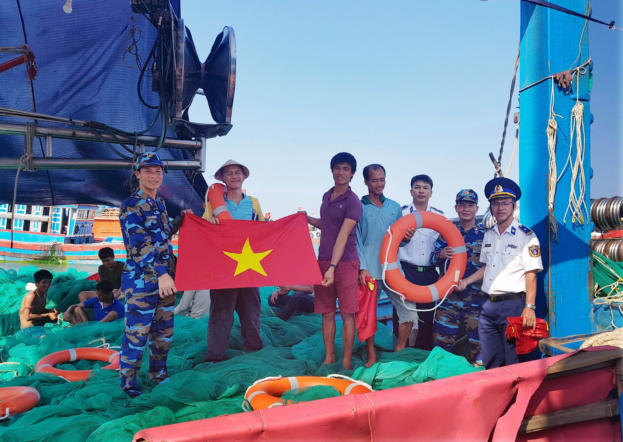 Bộ Tư lệnh Vùng Cảnh sát biển 2 triển khai mô hình 'Cảnh sát biển đồng hành với ngư dân' tại huyện đảo Lý Sơn, tỉnh Quảng Ngãi. (Ảnh: Trần Tĩnh/TTXVN)