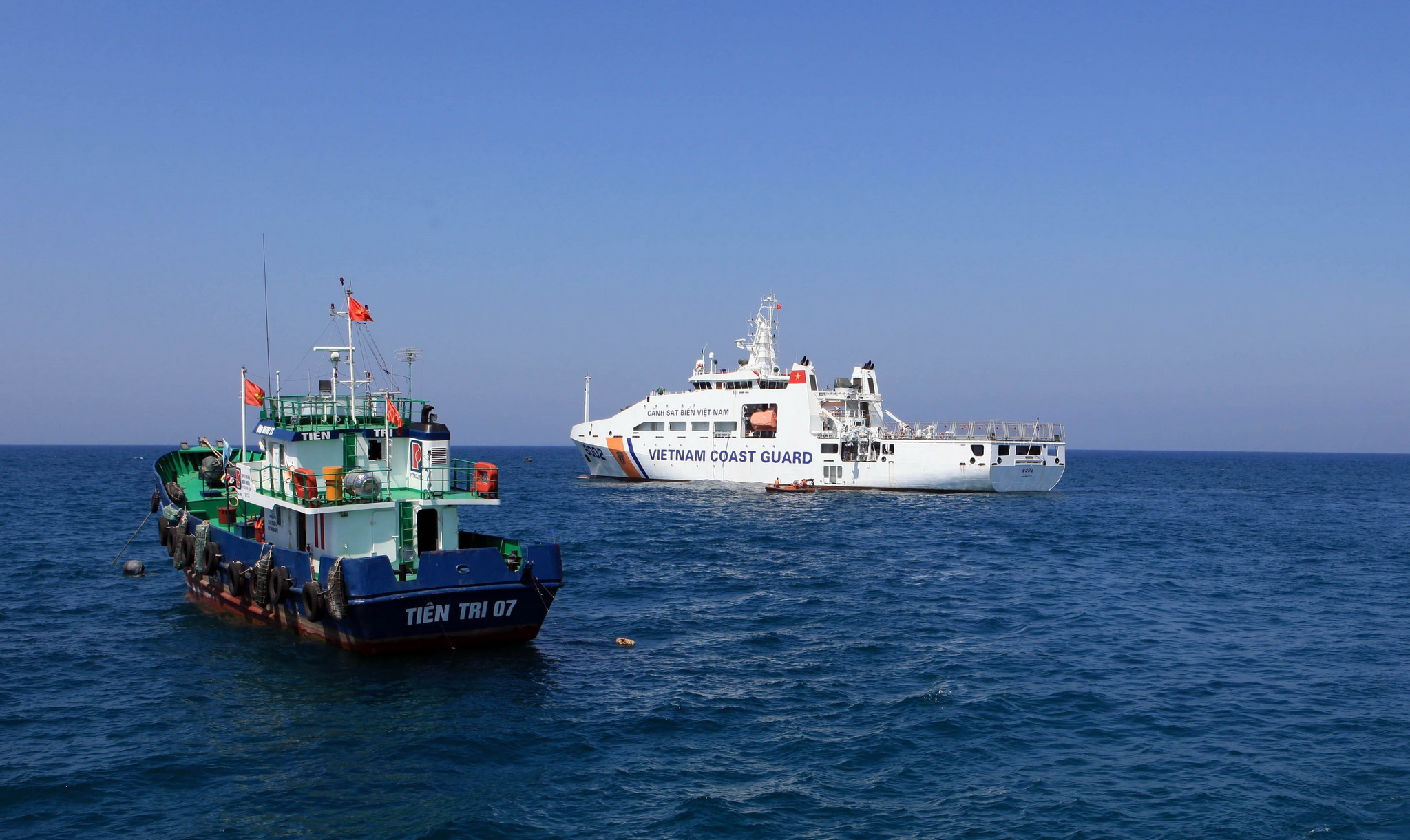 Bộ Tư lệnh Vùng Cảnh sát biển 2 triển khai mô hình 'Cảnh sát biển đồng hành với ngư dân.' (Nguồn: TTXVN)