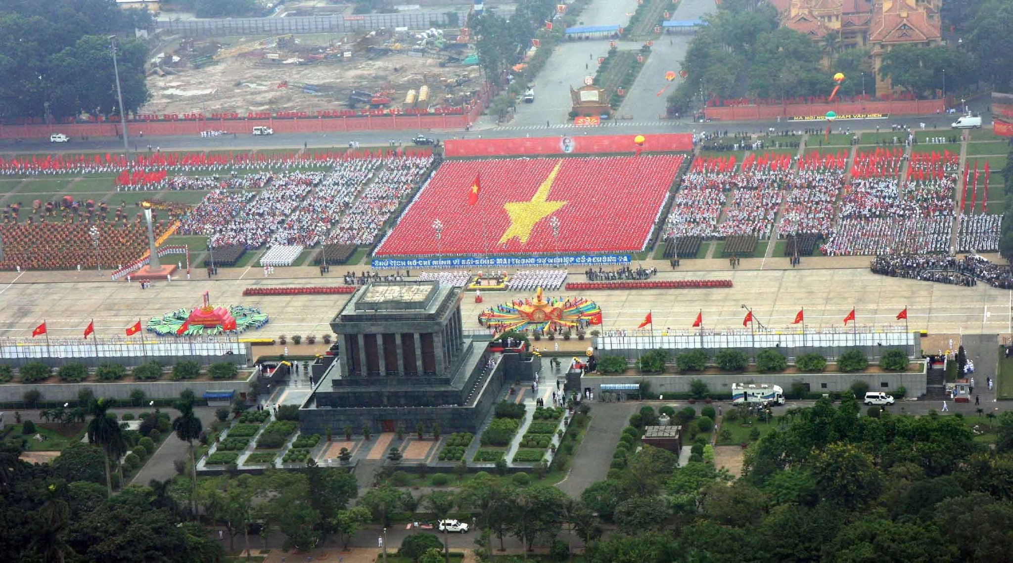 74 năm đã qua, tinh thần của Cách mạng Tháng Tám, chân lý của Chủ tịch Hồ Chí Minh: 'Không có gì quý hơn độc lập, tự do' vẫn luôn ngời sáng trong sự nghiệp đấu tranh giành độc lập, thống nhất, bảo vệ và thực hiện thắng lợi công cuộc xây dựng một nước Việt Nam hòa bình, thống nhất, độc lập, dân chủ và giàu mạnh của toàn dân tộc dưới sự lãnh đạo của Đảng Cộng sản Việt Nam quang vinh. (Ảnh: Trọng Đức/TTXVN)