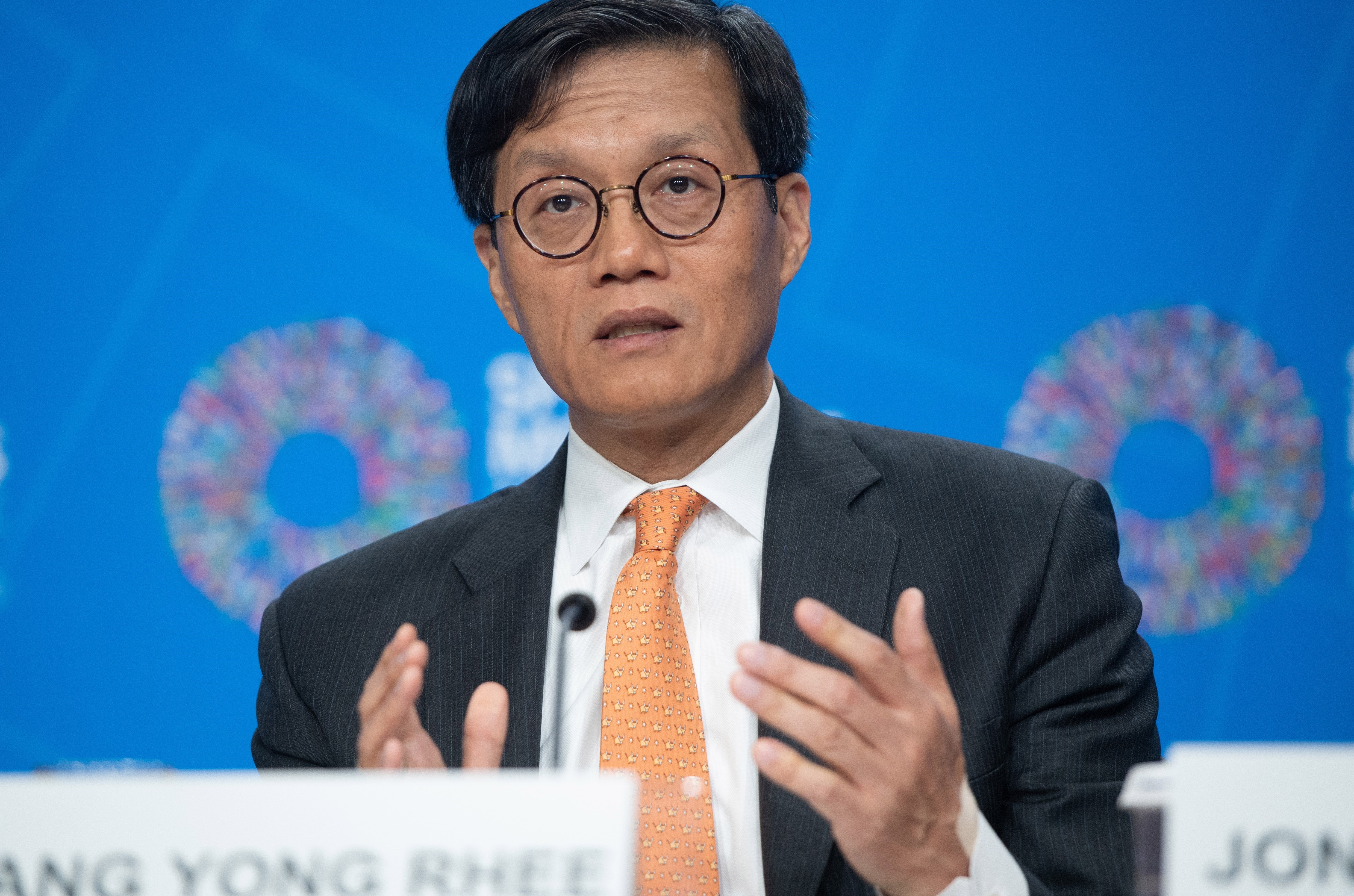 Giám đốc phụ trách khu vực châu Á-Thái Bình Dương của IMF, ông  Changyong Rhee, cảnh báo chính sách kinh tế khó đoán định có thể tạo ra  mối đe dọa mới với tốc độ tăng trưởng, tại Hội nghị mùa Xuân–IMF, ngày  12/4. (Ảnh: TTXVN)