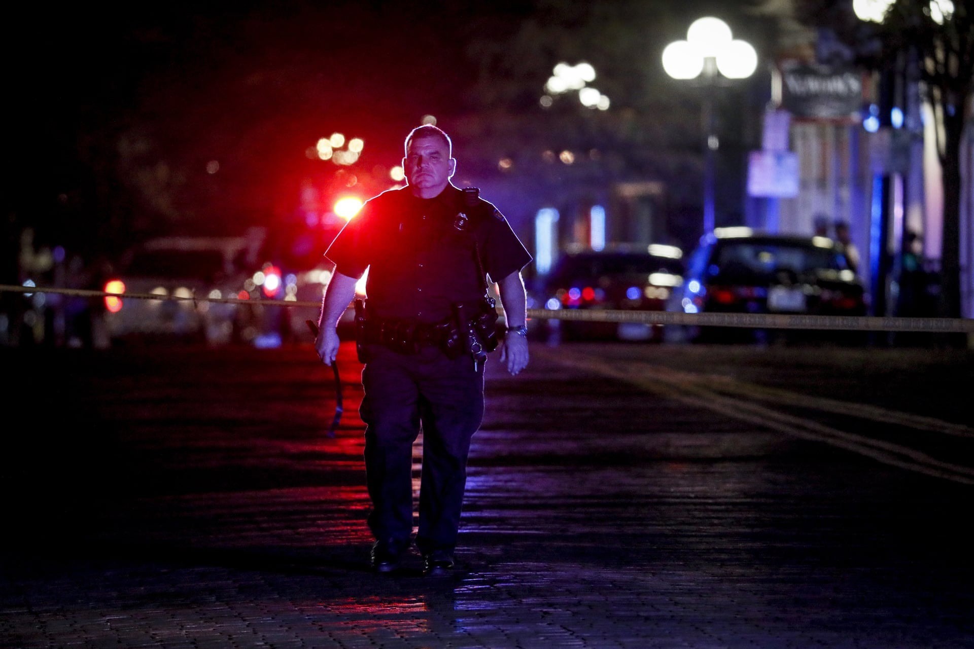 Cảnh sát gác tại hiện trường vụ xả súng ở Dayton, Ohio, Mỹ, ngày 4/8. (Nguồn: AP/TTXVN)