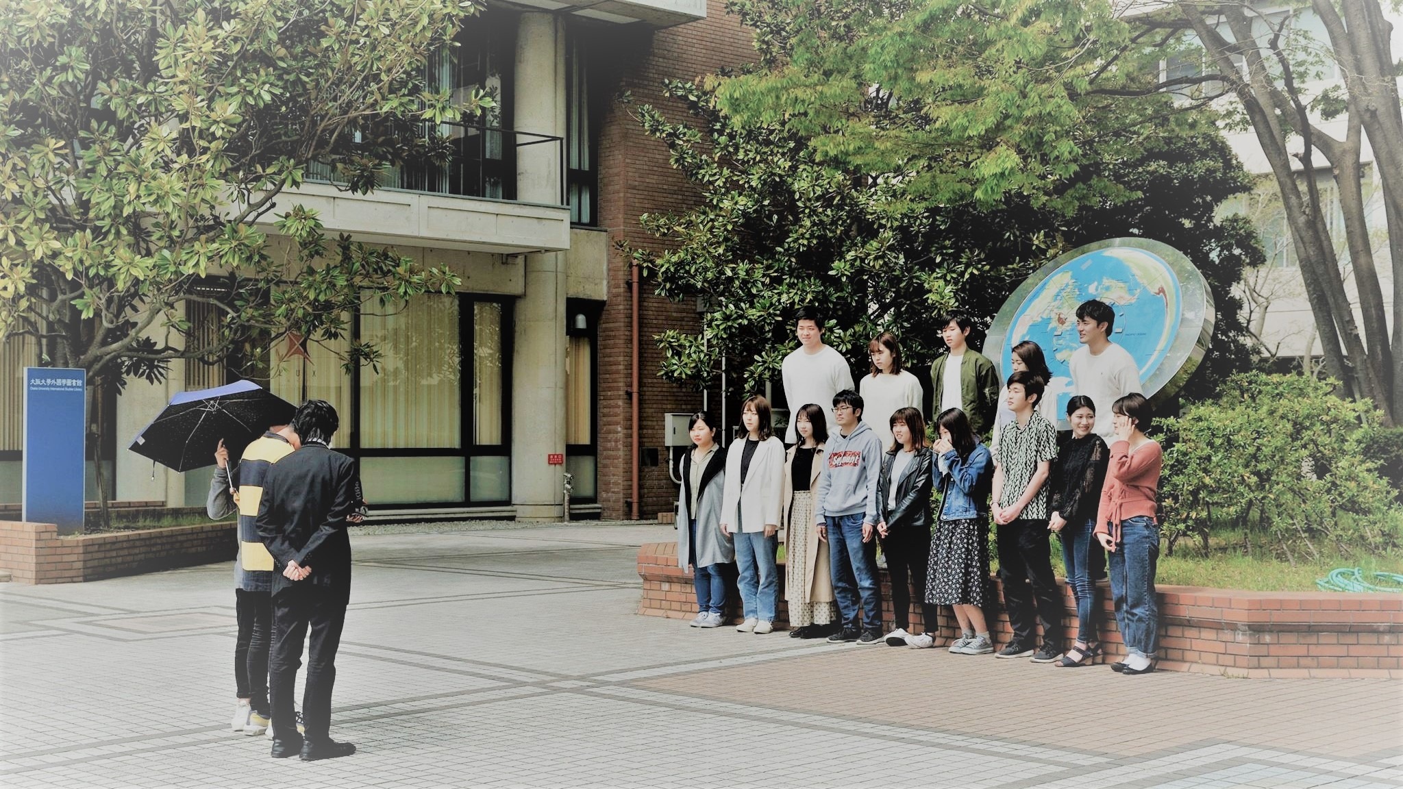 Các bạn sinh viên bộ môn Tiếng Việt, Khoa Ngoại ngữ, trường Đại học Osaka đã tập trung từ rất sớm để thực hiện cảnh quay trong MV. (Ảnh do ca sĩ Phạm Hải Triều cung cấp)