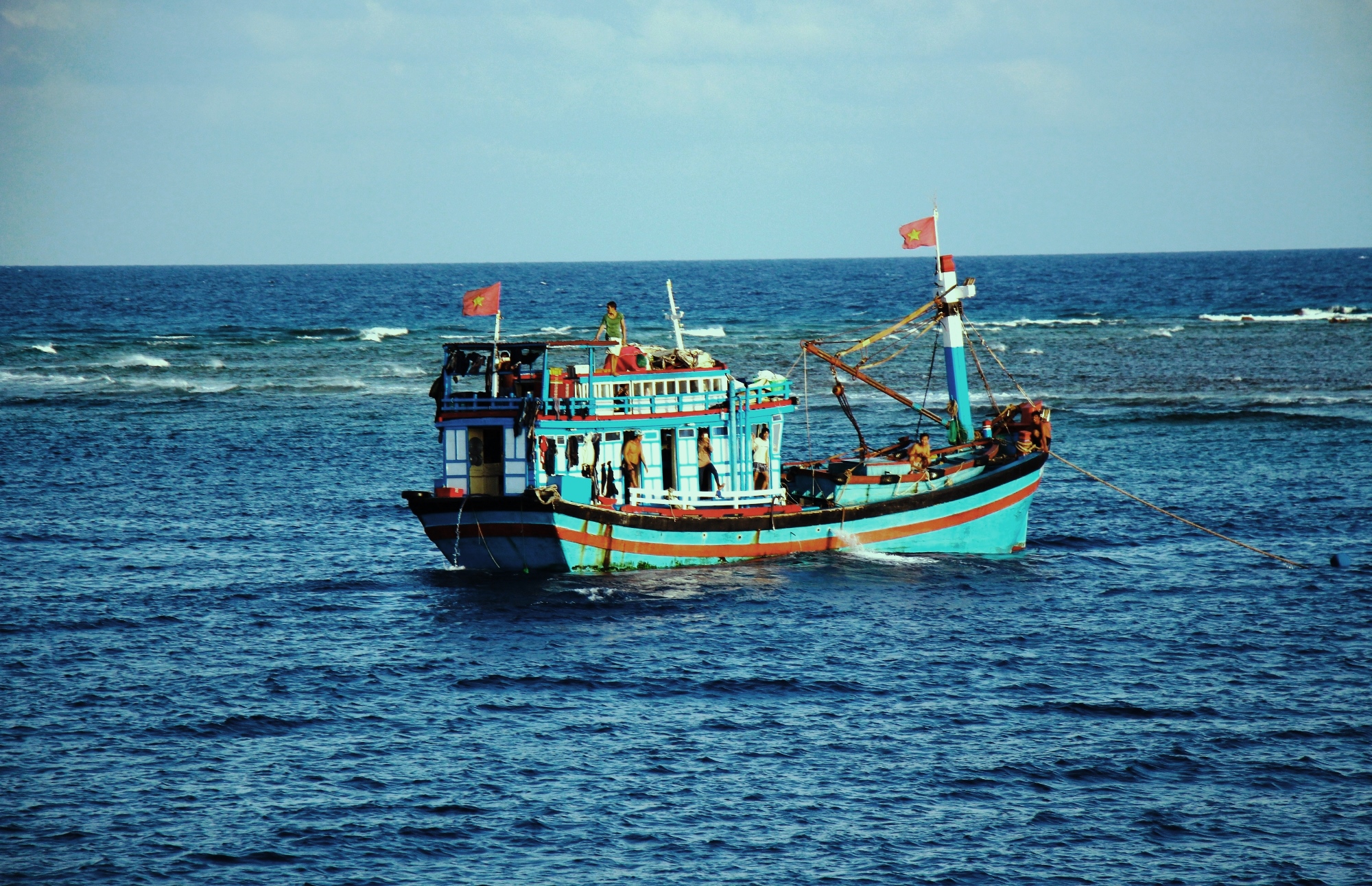 Tàu đánh cá của ngư dân dập dềnh neo đậu xung quanh đảo Thuyền Chài B sau một đêm trắng quần thảo đánh bắt cá giữa ngư trường.