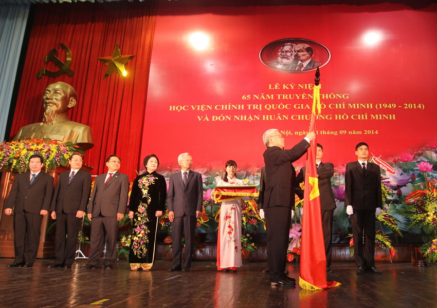 Tổng Bí thư Chủ tịch nước Nguyễn Phú Trọng trao tặng Huân chương Hồ Chí Minh cho Học viện Chính trị quốc gia.