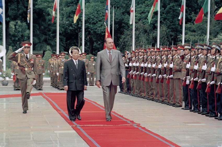 Chủ tịch nước Trần Đức Lương đón Tổng thống Pháp Jacques Chirac thăm chính thức Việt Nam và dự Hội nghị Thượng đỉnh Cộng đồng Pháp ngữ lần thứ 7 tại Hà Nội, từ ngày 12-16/11/1997. (Ảnh: Cao Phong/TTXVN)