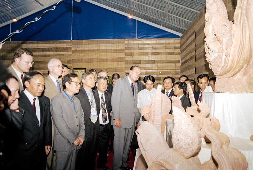 Tổng thống Pháp Jacques Chirac xem các hiện vật vừa được khai quật tại Hoàng thành Thăng Long, trong chuyến thăm chính thức Việt Nam và tham dự Hội nghị Thượng đỉnh Á-Âu lần thứ 5 (ASEM 5), tháng 10/2004. (Ảnh: Nguyễn Khang/TTXVN)