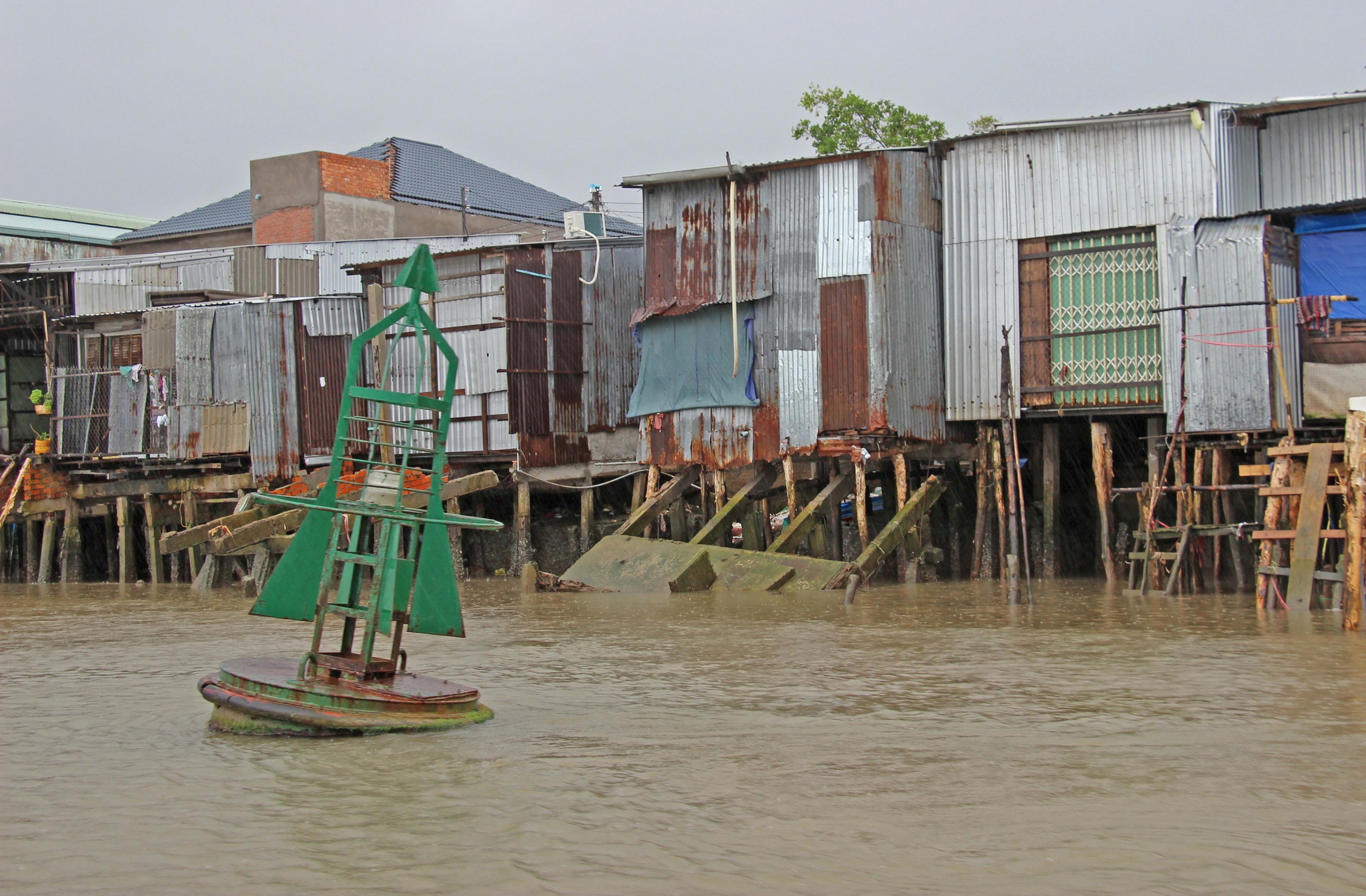 Tình trạng sạt lở bờ sông ven thị trấn Năm Căn đang trong tình trạng đặc biệt nguy hiểm, đe dọa trực tiếp đến đời sống của người dân trong khu vực. (Ảnh: Huỳnh Thế Anh/TTXVN)