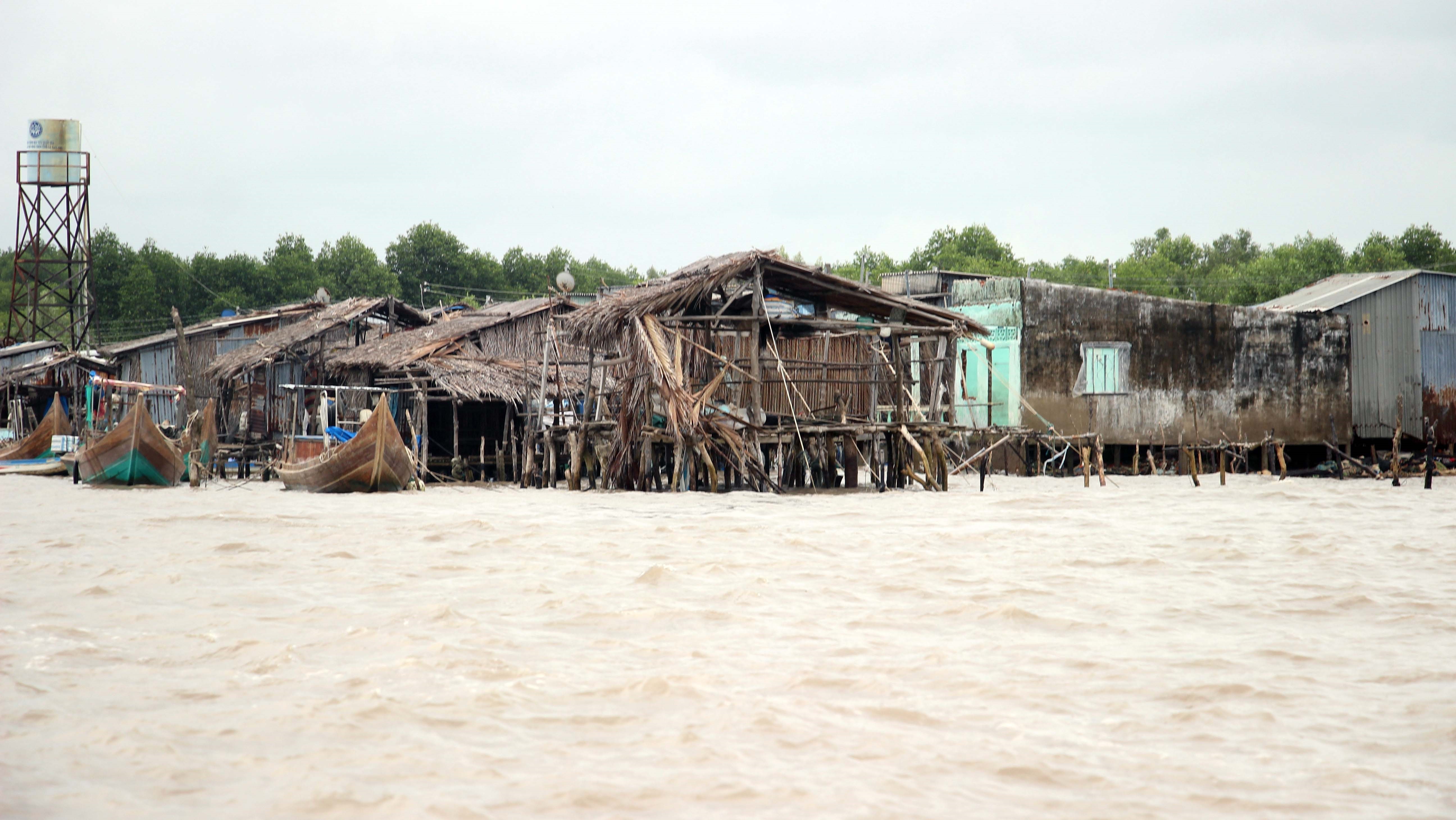 Nhà của người dân ven cửa biển Vàm Xoáy (Cà Mau) đang trong tình trạng bị đe dọa nghiêm trọng vì sạt lở. (Ảnh: Huỳnh Thế Anh/TTXVN)