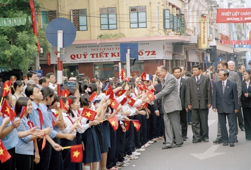 Ngày 7/10/2004, Tổng thống Pháp Jacques Chirac đến thăm và nói chuyện với học sinh, sinh viên biết tiếng Pháp tại Trung tâm Văn hóa Pháp ở Hà Nội, trong chuyến thăm chính thức Việt Nam lần thứ hai và tham dự Hội nghị Thượng đỉnh Á-Âu lần thứ 5 (ASEM 5). (Ảnh: Nhan Sáng/TTXVN)