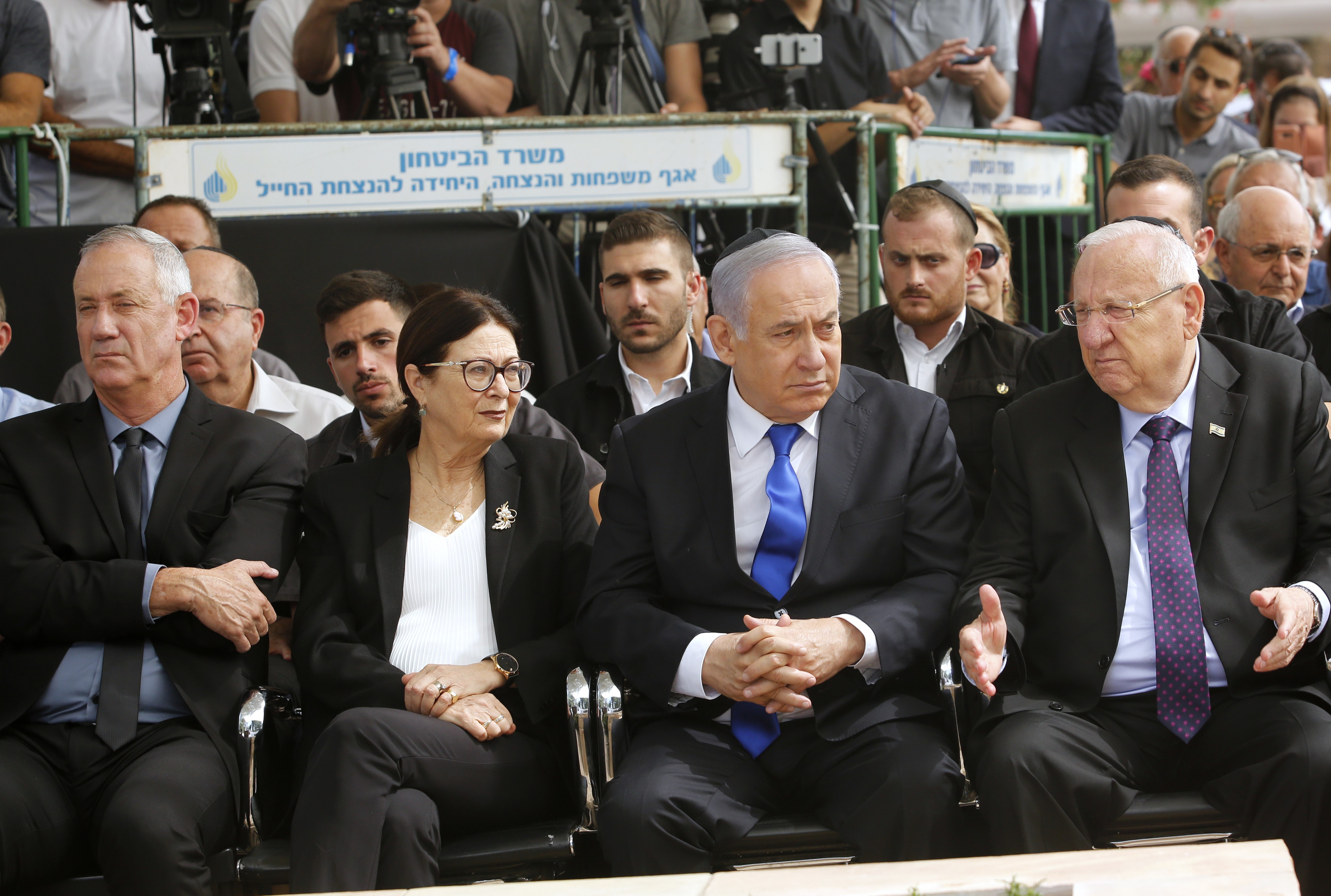 Thủ tướng Israel Benjamin Netanyahu (thứ 3, trái), Tổng thống Reuven Rivlin (phải) và Lãnh đạo đảng Xanh Trắng Benny Gantz (trái) trong cuộc gặp mặt tại Jerusalem ngày 19/9/2019. (Nguồn: AFP/TTXVN)