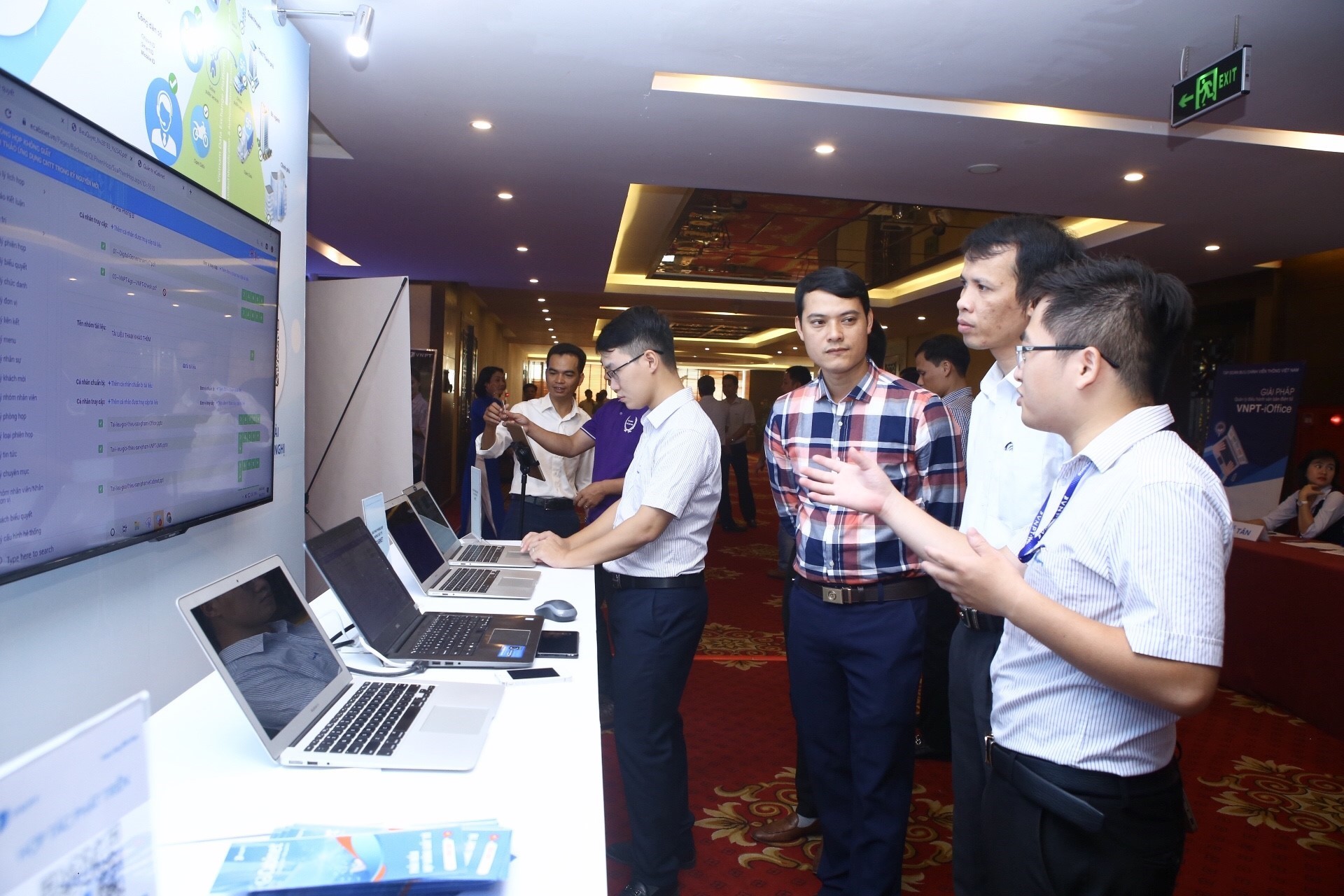 Đại biểu tham quan khu trưng bày các sản phẩm công nghệ tại Hội thảo Ứng dụng công nghệ thông tin trong kỷ nguyên số do VNPT tổ chức tại Quảng Ninh, ngày 6/9/2019. (Ảnh: Minh Quyết/TTXVN) 