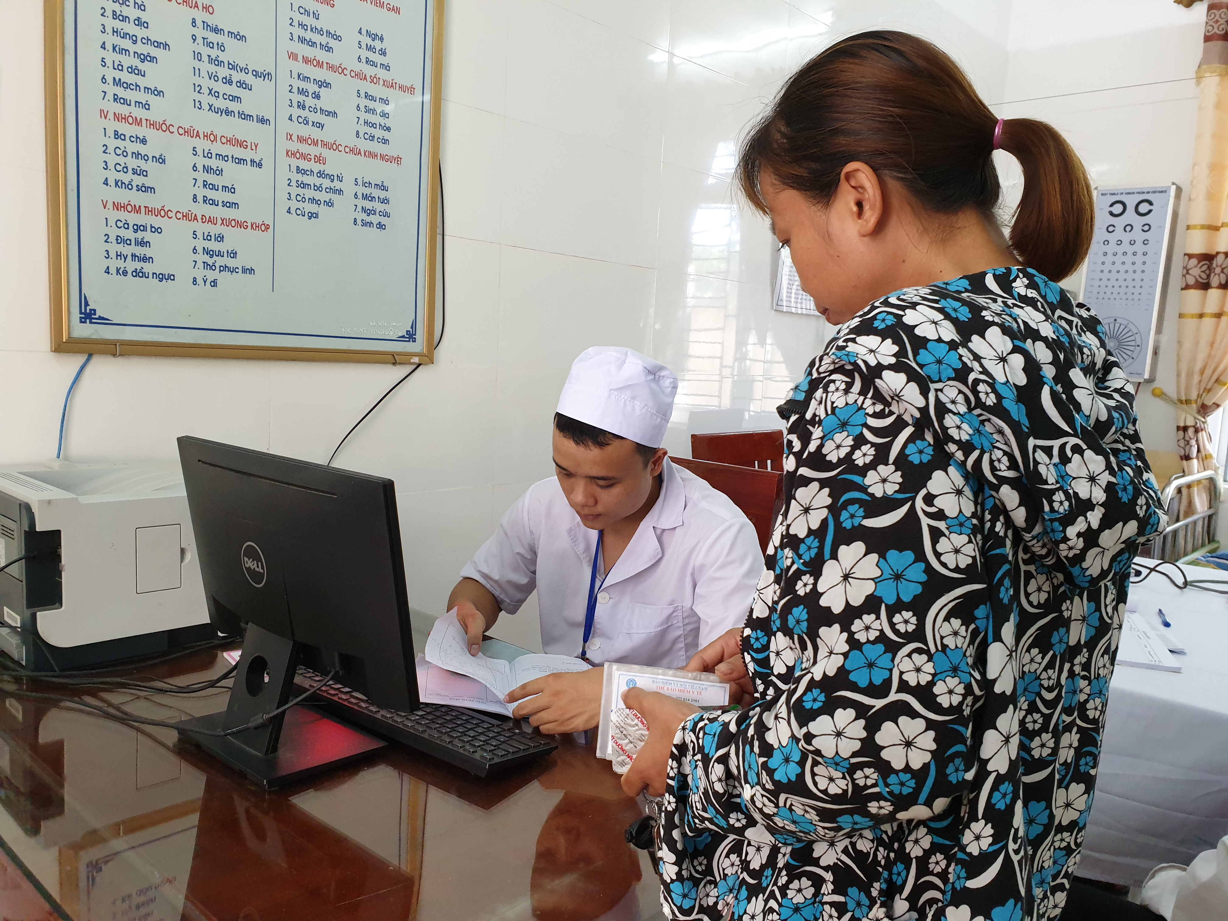 Người dân làm thủ tục khám bệnh tại Trạm Y tế xã Tam Điệp, Ninh Bình. (Ảnh: T.G/Vietnam+)