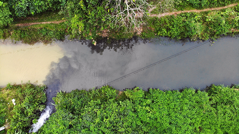 Theo dòng nước, dầu thải vẫn tiếp tục đổ vào hồ Đồng Bài - Nguồn cấp nước cho nhà máy nước sạch Sông Đà.
