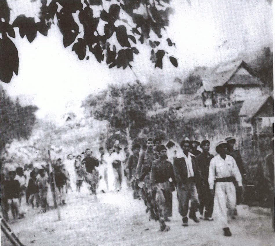 Quân Pathet Lào và bộ đội tình nguyện Việt Nam tiến vào giải phóng Xiengkhor, Sầm Nưa, Lào. (1950). (Nguồn: Sách ảnh Quan hệ đặc biệt Việt Nam-Lào, NXB Thông tấn)
