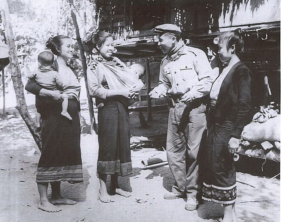 Phụ nữ bản Xốp Hùm đã hiến sữa của mình liên tục trong một tháng để cứu thương binh nặng (4/1968). 