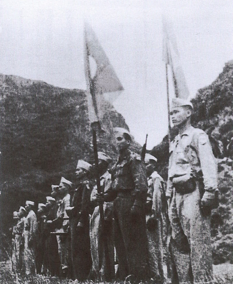 Liên quân Lào-Việt chào cờ trước khi xuất trận (1946). (Nguồn: Sách ảnh Quan hệ đặc biệt Việt Nam-Lào, NXB Thông tấn)