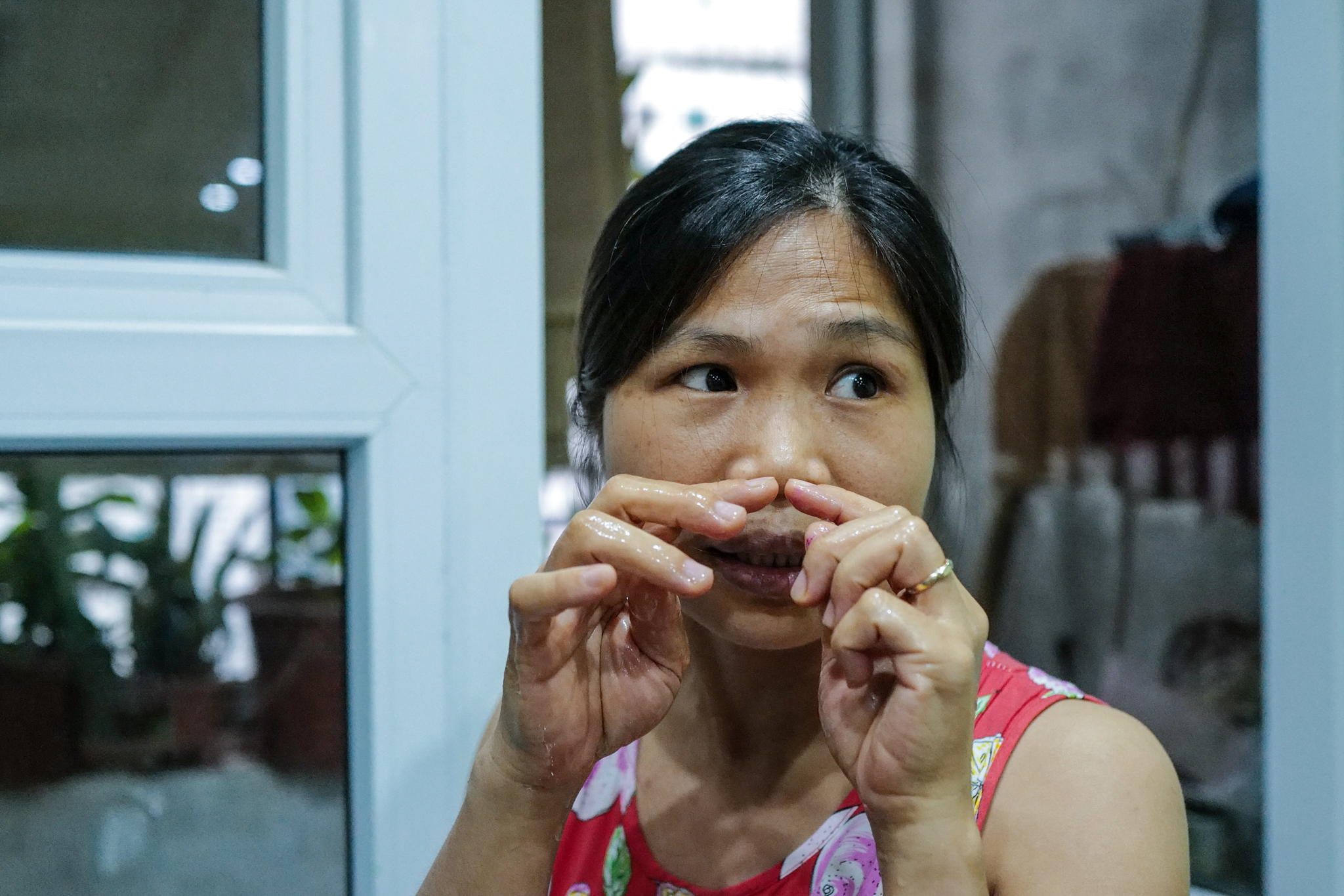 Chị Nguyễn Kiều Hoa, cư dân tại khu HH Linh Đàm cho biết từ 10/10 đã phát hiện nước có mùi thuốc trừ sâu nồng nặc. Đến hiện tại, tuy mùi đã giảm nhưng chị và gia đình vẫn chưa dám sử dụng lại.