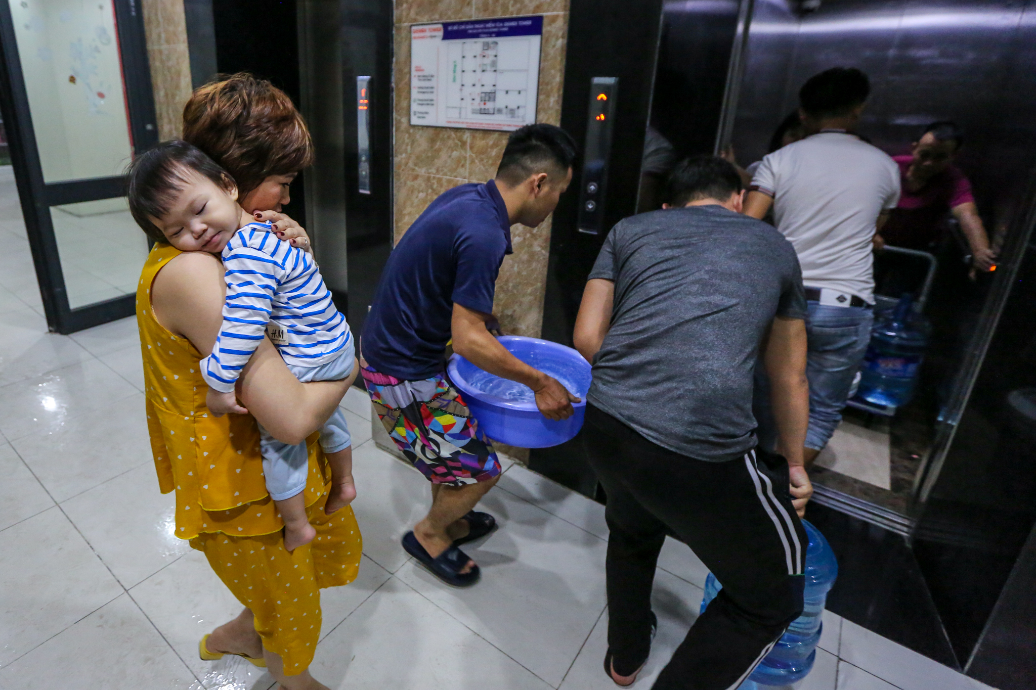 Không chỉ ở tòa chung cư Gemek Tower, nhiều cộng đồng dân cư khác trên thành phố Hà Nội cũng đang xảy ra tình trạng thiếu nước sạch sinh hoạt trầm trọng.