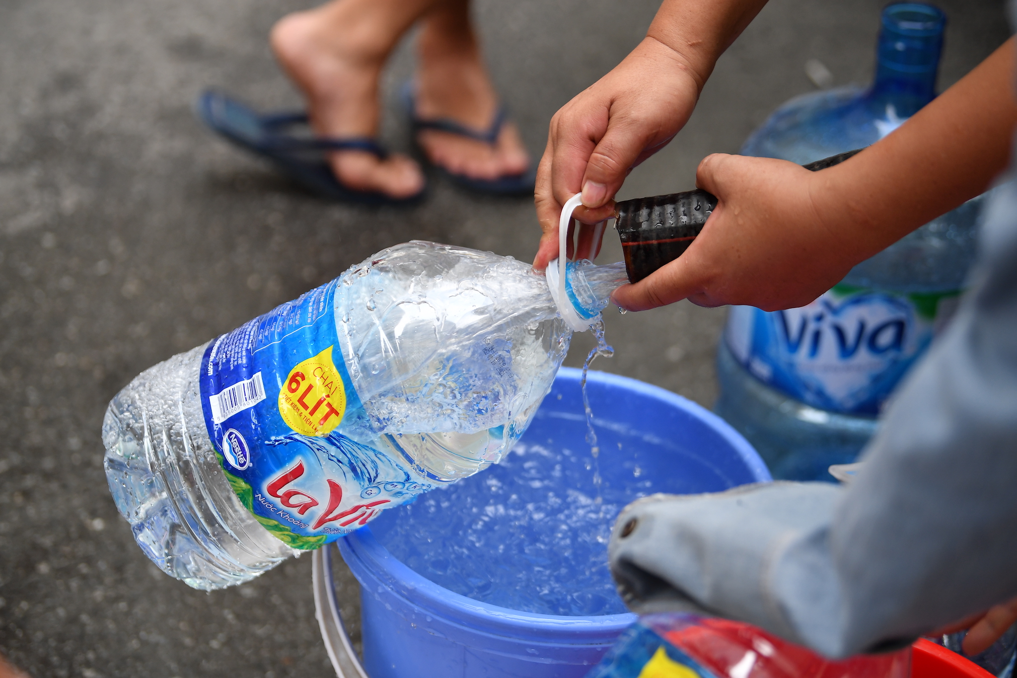 Mỗi ngày sẽ có một xe bồn chưa khoảng 7 khối nước sạch được đưa đến để phục vụ người dân tại khu đô thị Linh Đàm.