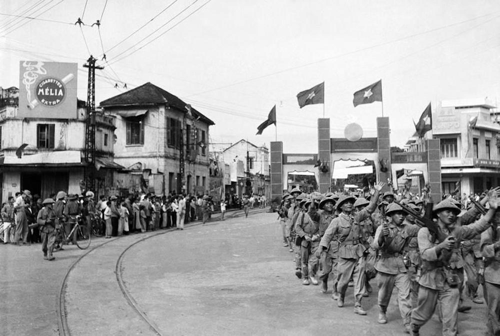 Cánh bộ binh của Trung đoàn Thủ đô tiến vào khu vực Cửa Nam sang 10/10/1954. (Ảnh: Tư liệu TTXVN)