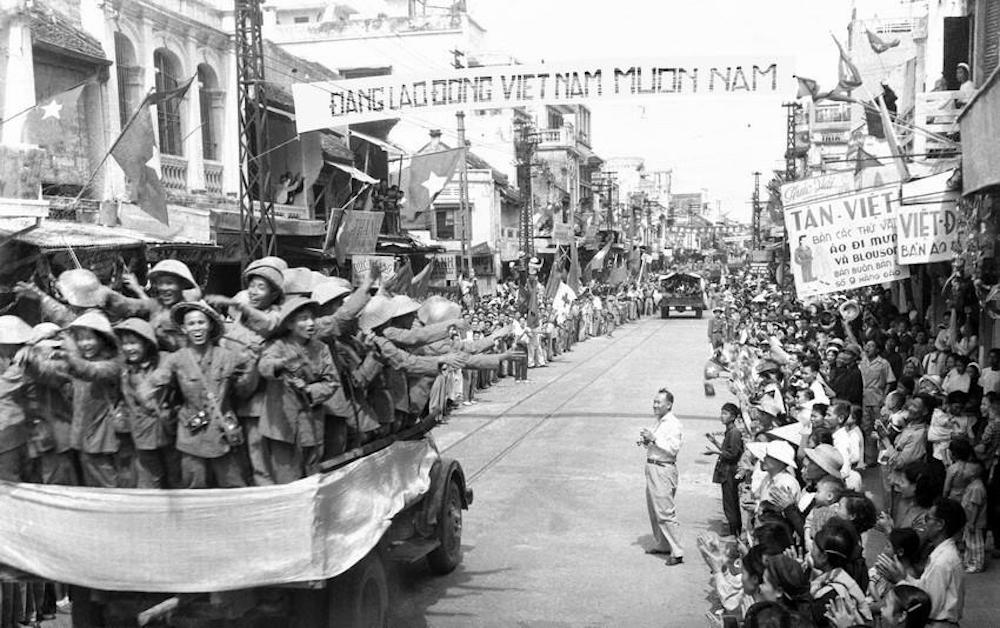 Đoàn xe chở các chiến sỹ Đại đoàn 308 (nay là Sư đoàn 308 - Sư đoàn Quân tiên phong) tiến qua phố Hàng Đào sang 10/10/1954 trong niềm hân hoan chào đón của hàng vạn người dân. (Ảnh: Tư liệu TTXVN)