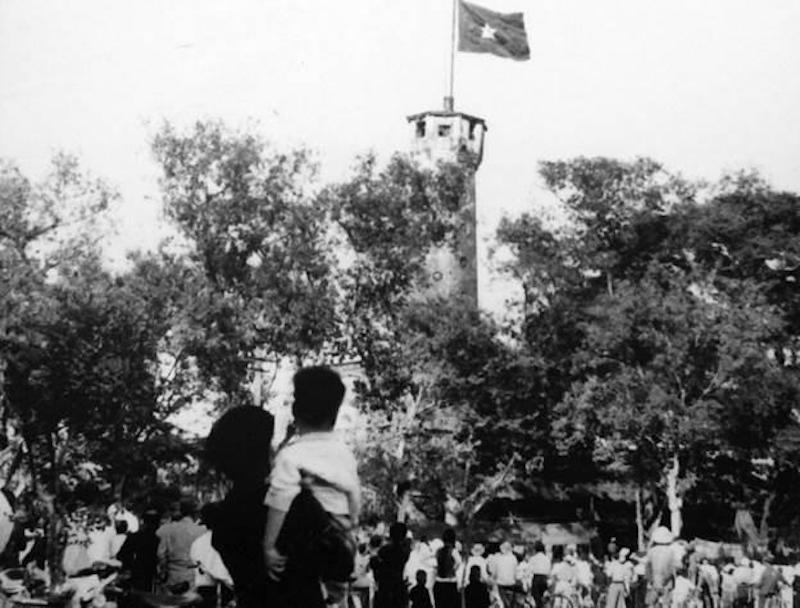 Người dân hân hoan hướng về lá quốc kỳ tung bay trên cột cờ Hà Nội trong ngày Thủ đô được giải phóng 10/10/1954. (Ảnh: Tư liệu TTXVN)