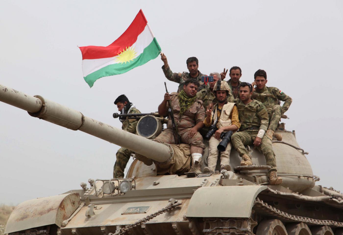 Các chiến binh người Kurd và lá cờ Kurdistan. (Nguồn: AFP)