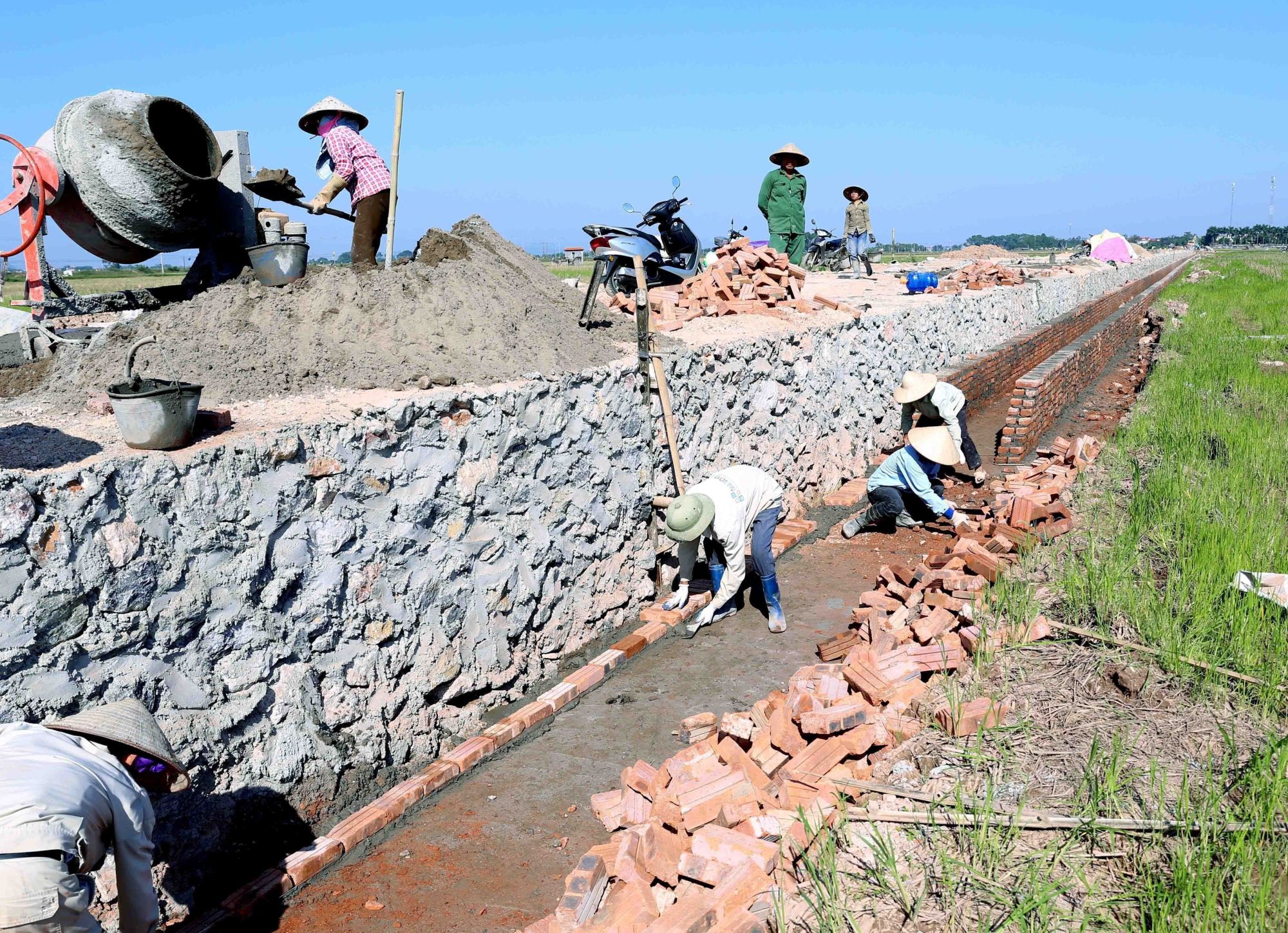 田间水利和渠道系统按照国家新农村建设目标计划的水利指标建设和加固。越通社记者 武生 摄