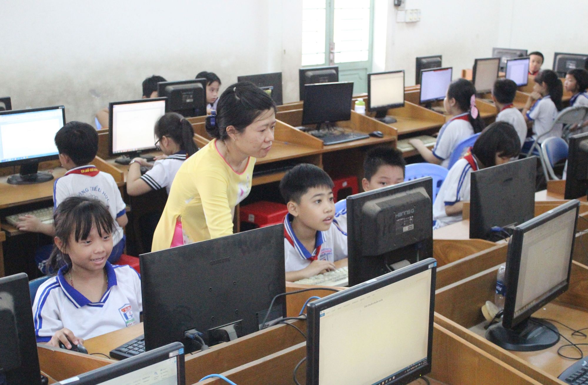 胡志明市古芝县新通会乡新通会小学的学生能在宽敞和现代的学校中学习。越通社记者 春英 摄