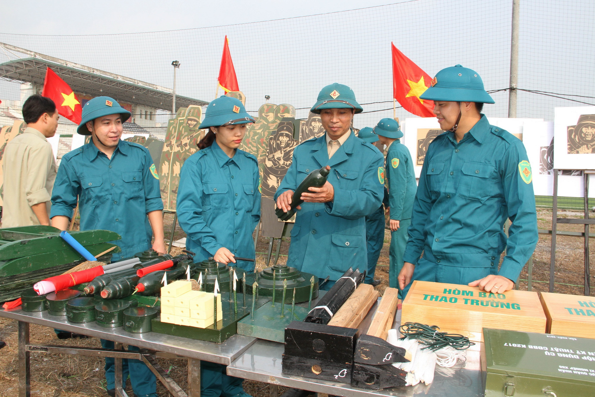 Tham quan mô hình học cụ huấn luyện tại Lễ ra quân huấn luyện của Ban Chỉ huy quân sự huyện Thanh Oai, Hà Nội. (Ảnh: TTXVN)