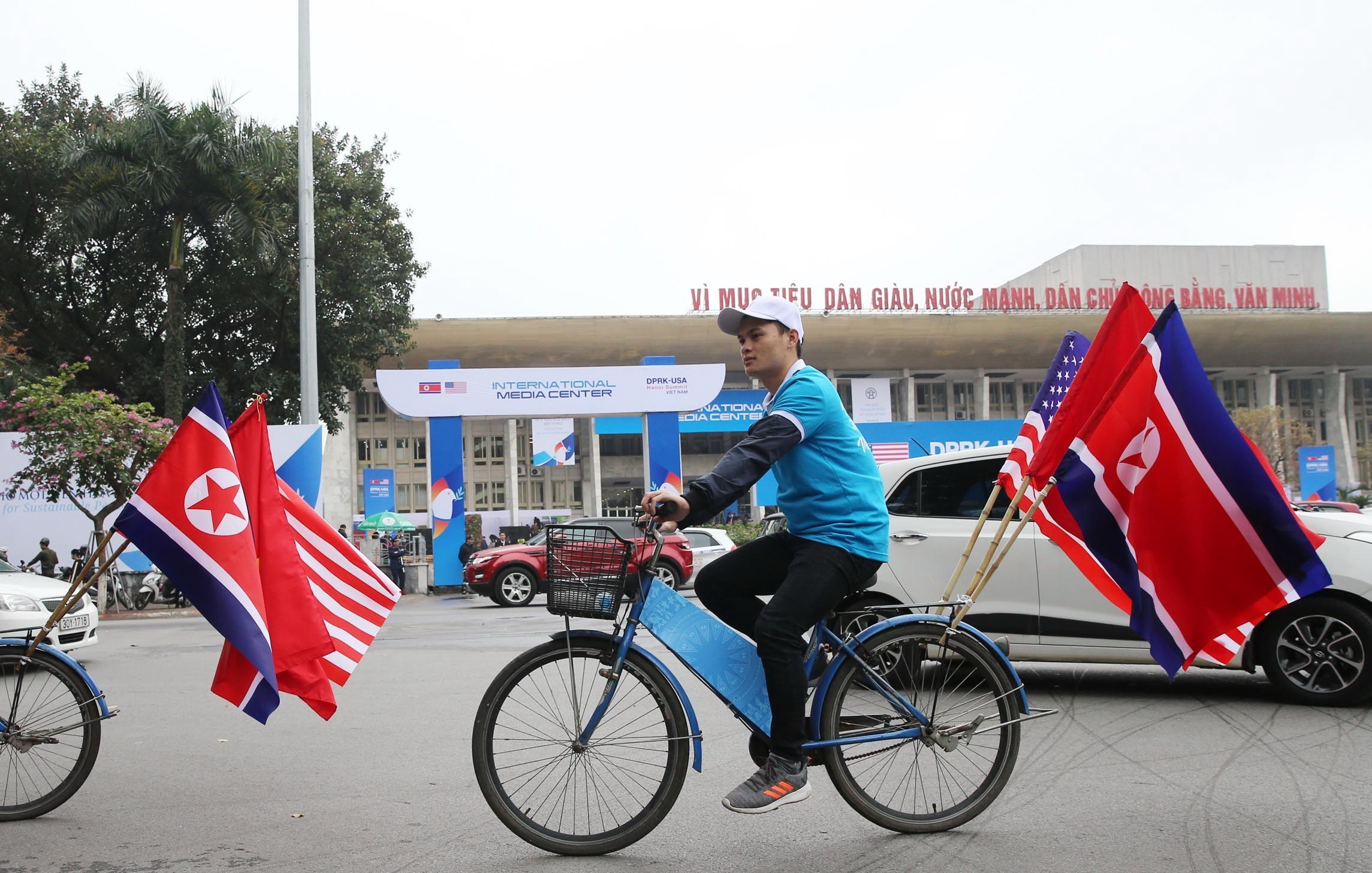 Thanh niên Việt Nam diễn hành với quốc kỳ Việt Nam và hai nước Hoa Kỳ, Triều Tiên trên đường Trần Hưng Đạo, Hoàn Kiếm. (Ảnh: Lâm Khánh/TTXVN)