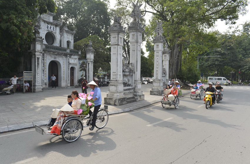 Du khách tham quan Thủ đô qua đền Quán Thánh trên đường Thanh Niên. (Ảnh: Thanh Hà/TTXVN)