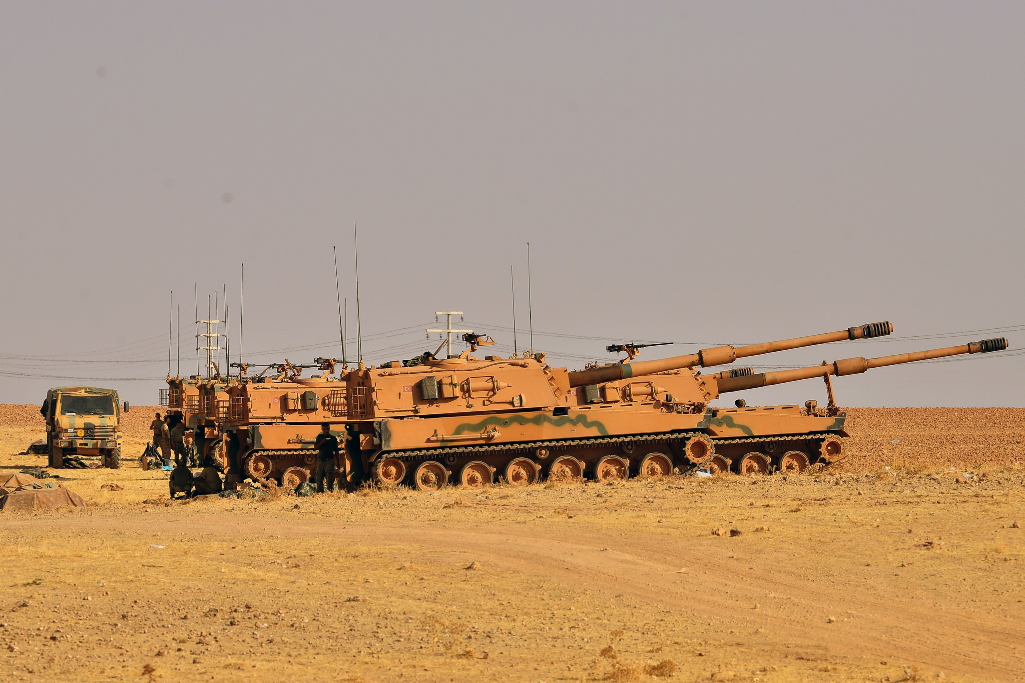 Xe tăng quân sự Thổ Nhĩ Kỳ được triển khai tại Tal Abyad, miền bắc Syria, ngày 13/10/2019. (Ảnh: THX/TTXVN)