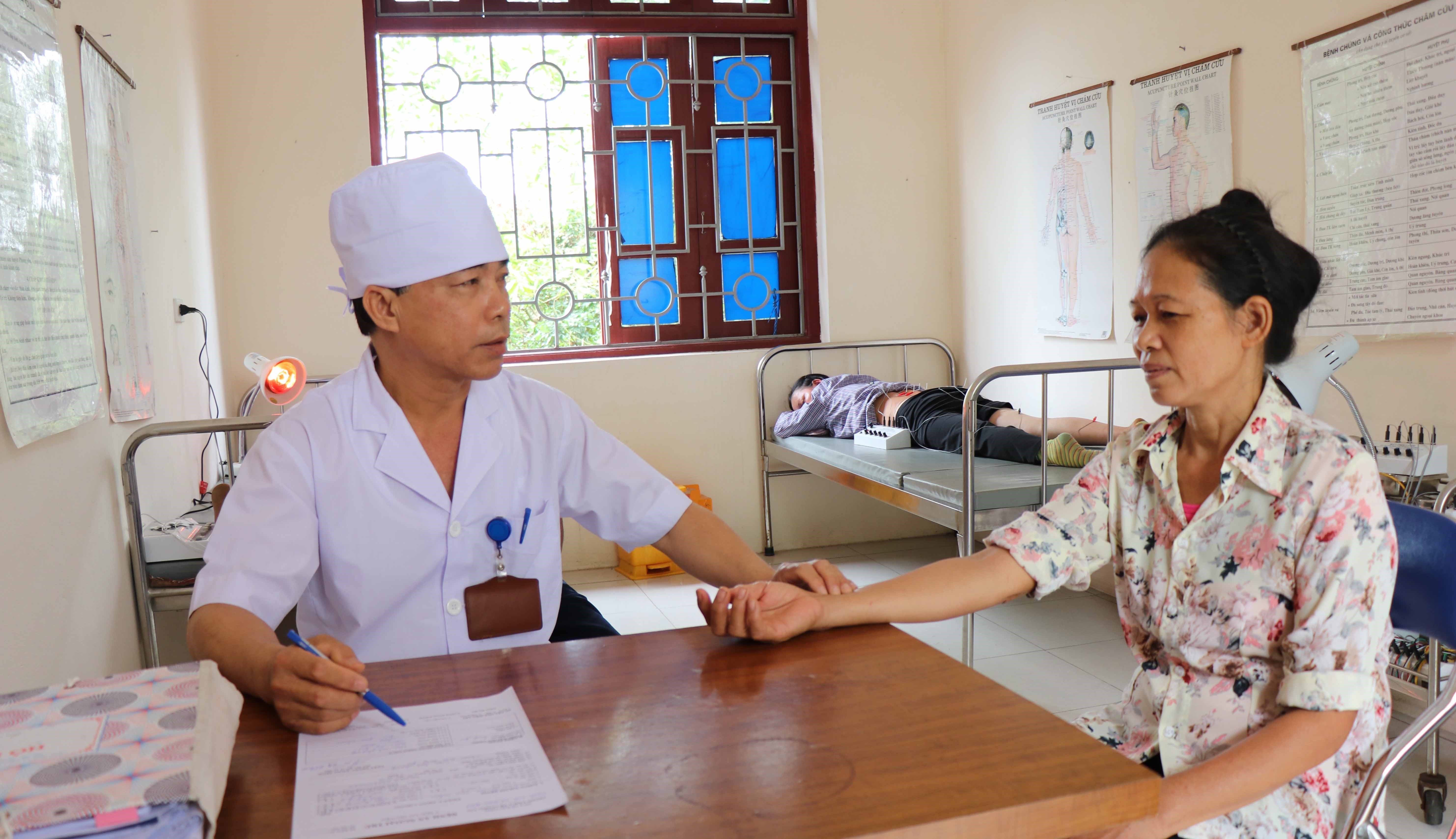 Người dân đến thăm khám bệnh tại các trạm y tế cấp xã, thuộc huyện Lương Tài, tỉnh Bắc Ninh. (Ảnh: PV/Vietnam+)