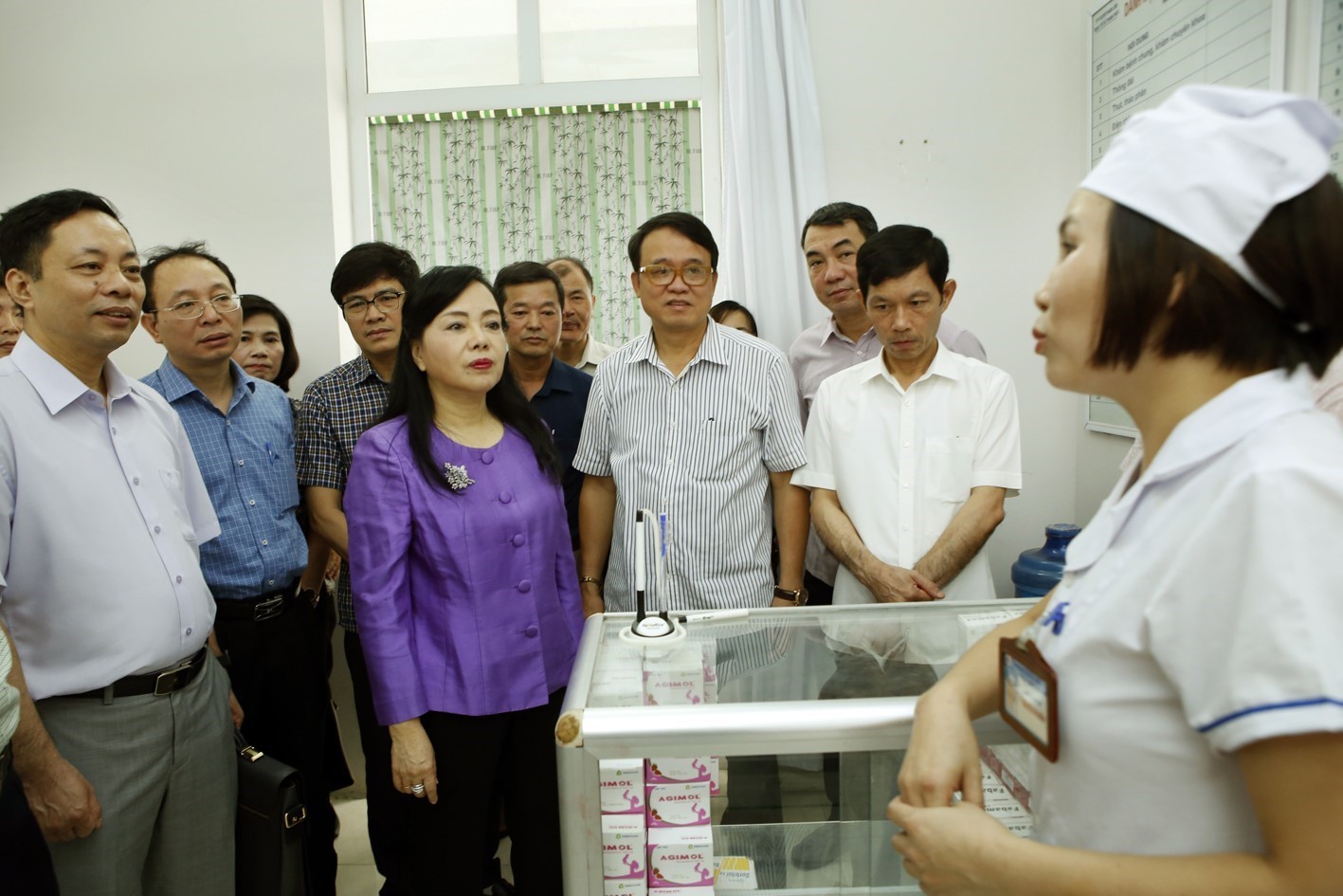 Bộ trưởng Bộ Y tế Nguyễn Thị Kim Tiến cùng đoàn công tác kiểm tra công tác chuyên môn tại trạm y tế xã Thanh Thủy, huyện Thanh Liêm, tỉnh Hà Nam. (Ảnh: PV/Vietnam+)