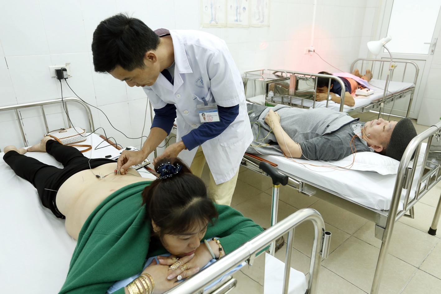 Chăm sóc sức khỏe ban đầu cho người dân tại Trạm y tế Tân Hội, huyện Đan Phượng, Hà Nội. (Ảnh: Vietnam+)