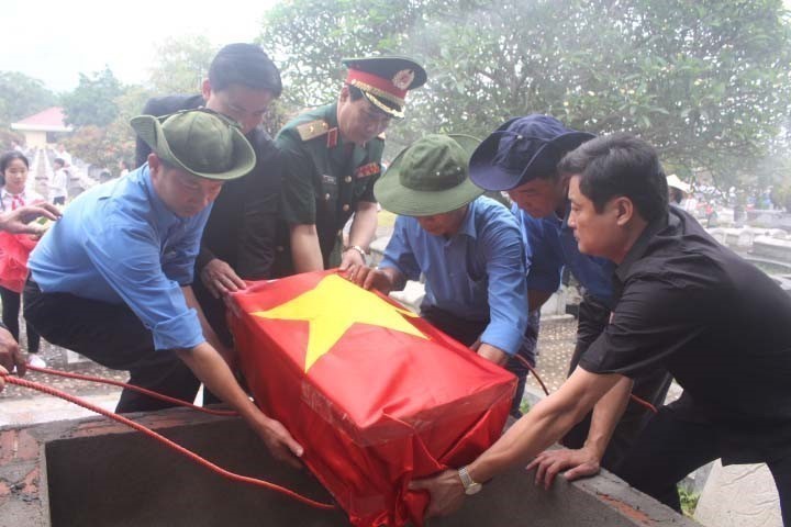 Lễ truy điệu, an táng 23 hài cốt liệt sỹ quân tình nguyện và chuyên gia Việt Nam hy sinh trong các cuộc chiến tranh tại Lào, ngày 4/5/2018, tại Nghĩa trang liệt sỹ Đồng Tâm, huyện Bá Thước, tỉnh Thanh Hóa. (Nguồn: TTXVN)