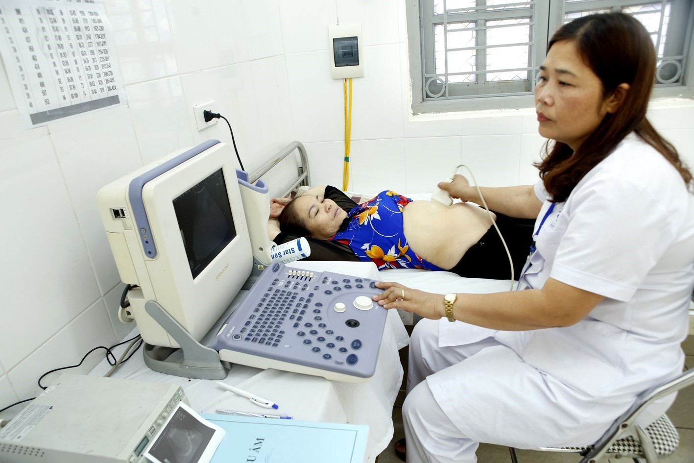 Khám chữa bệnh tại trạm Y tế xã Tân Hội, vùng 2 của huyện Đan Phượng (Hà Nội). (Ảnh: PV/Vietnam+)