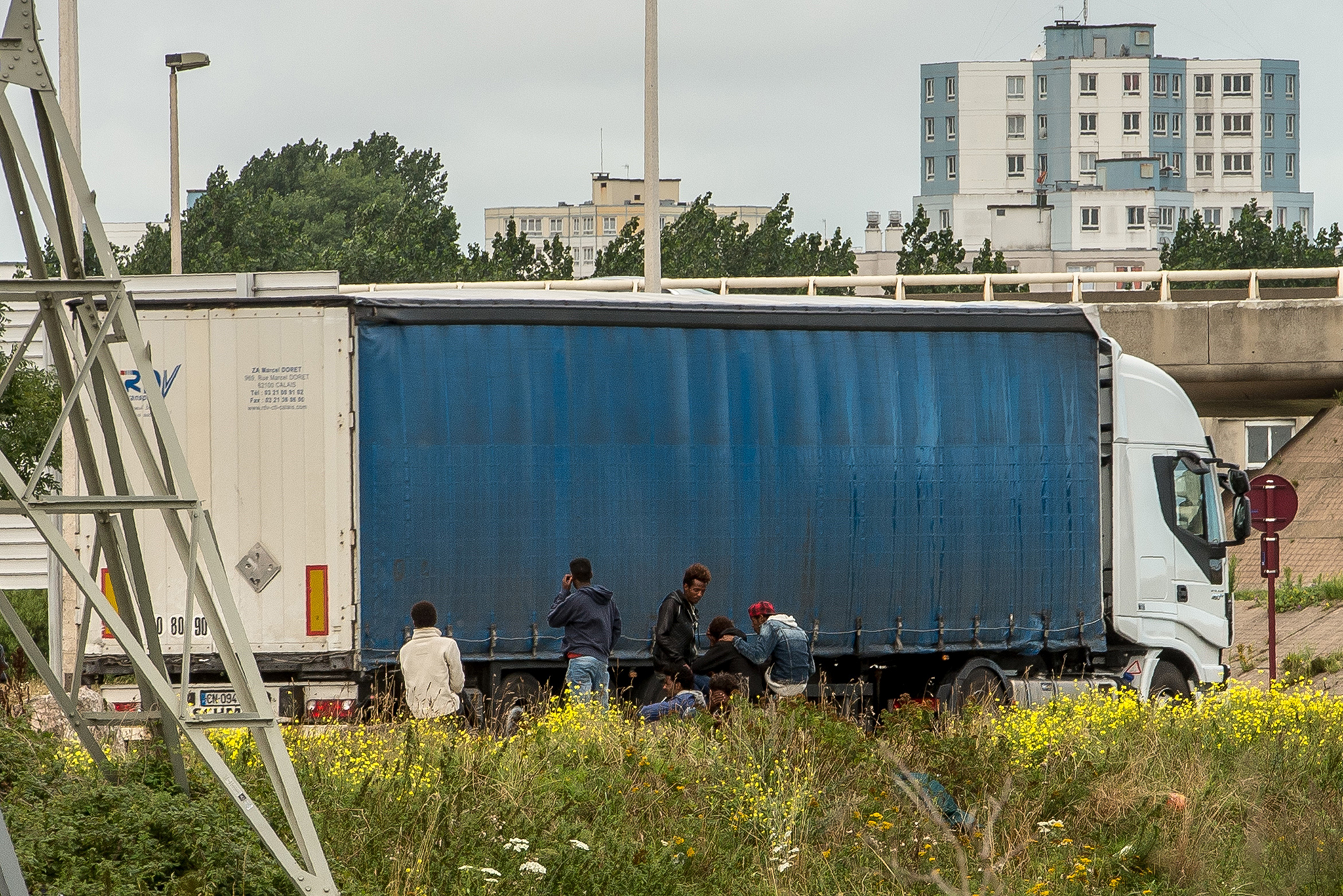 Một chiếc xe tải di chuyển qua cảng Calais (Pháp), trong hành trình tới Anh ngày 4/8/2017. (Ảnh: AFP/TTXVN)