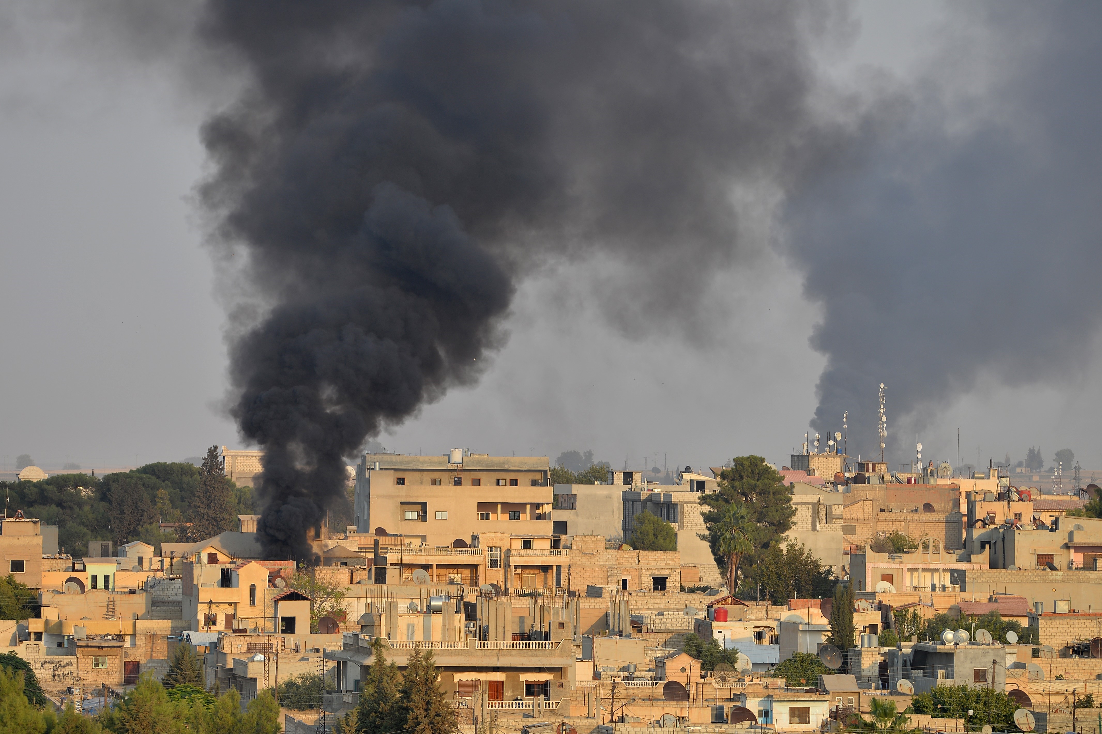 Khói bốc lên tại thành phố Ras al-Ain, miền Bắc Syria sau các cuộc tấn công của quân đội Thổ Nhĩ Kỳ nhằm vào lực lượng người Kurd ngày 9/10/2019. (Nguồn: AFP/TTXVN)